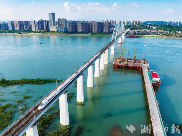 证配所 与宜万铁路大桥并行 沪蓉高铁大桥加快施工